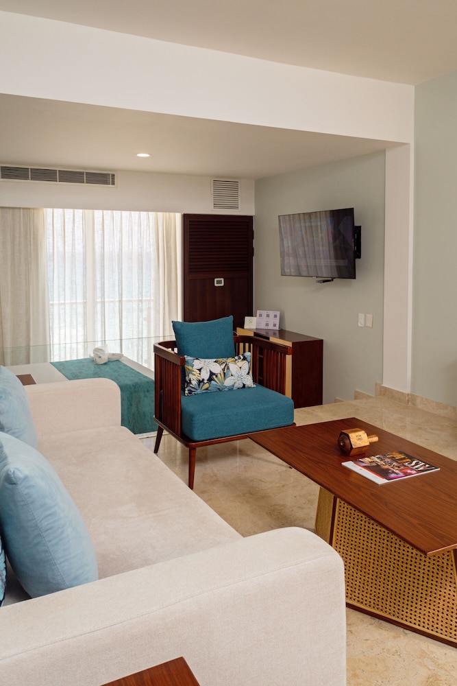 Sunset Royal Beach Resort - All Inclusive — Hotel rooms in Cancun, Quintana Roo