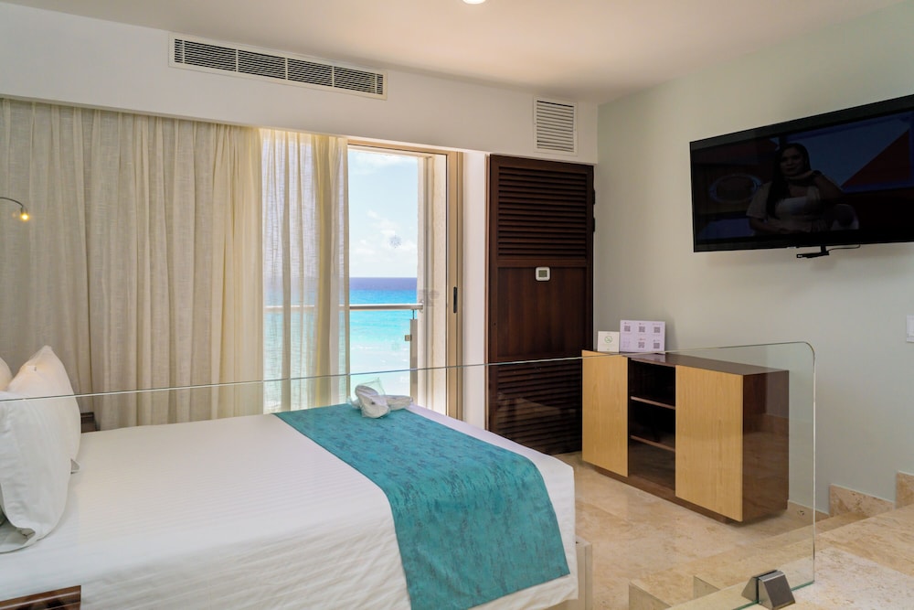 Sunset Royal Beach Resort - All Inclusive — Hotel rooms in Cancun, Quintana Roo