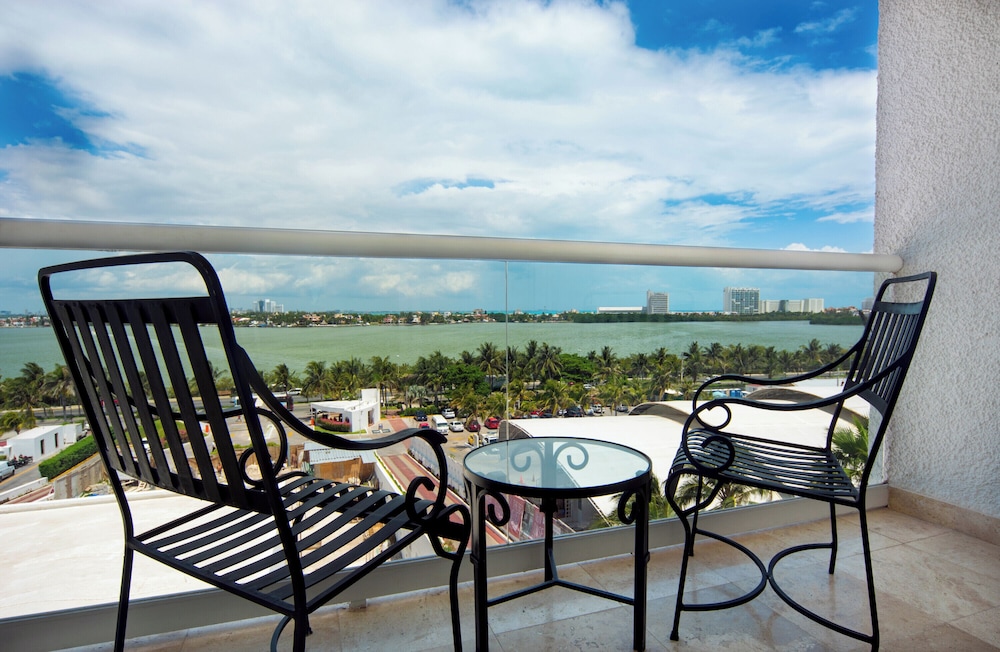 Sunset Royal Beach Resort - All Inclusive — Hotel rooms in Cancun, Quintana Roo