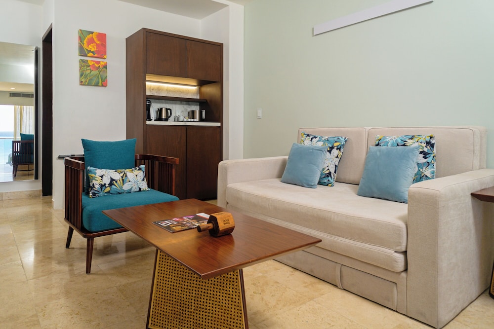 Sunset Royal Beach Resort - All Inclusive — Hotel rooms in Cancun, Quintana Roo