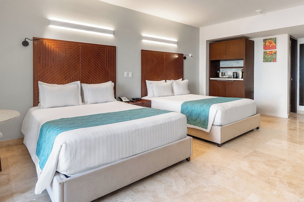 Sunset Royal Beach Resort - All Inclusive — Hotel rooms in Cancun, Quintana Roo