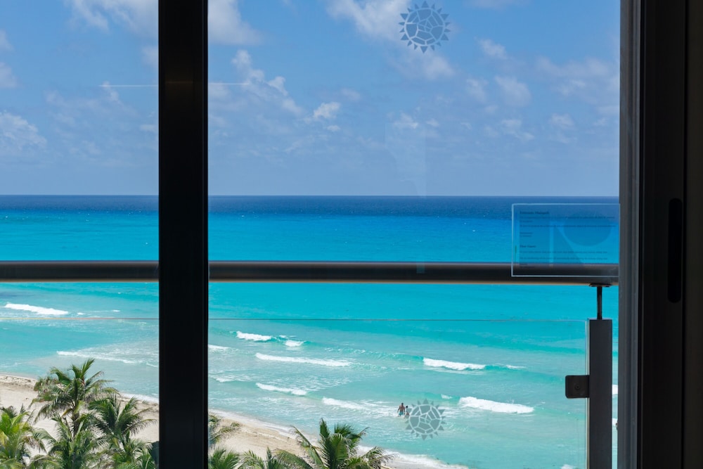Sunset Royal Beach Resort - All Inclusive — Hotel rooms in Cancun, Quintana Roo