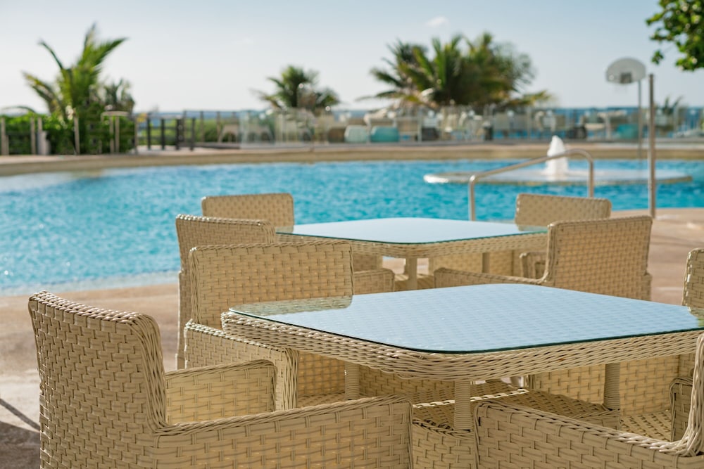 Sunset Royal Beach Resort - All Inclusive — Swimming pool in Cancun, Quintana Roo