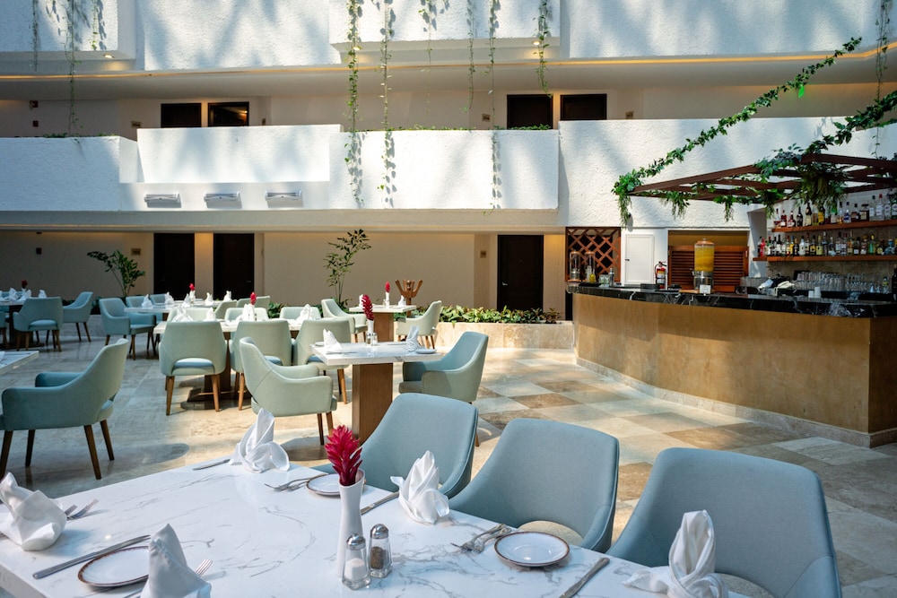 Sunset Royal Beach Resort - All Inclusive — Restaurant & bars in Cancun, Quintana Roo