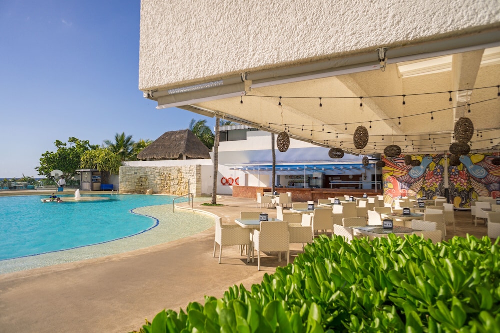 Sunset Royal Beach Resort - All Inclusive — Restaurant & bars in Cancun, Quintana Roo