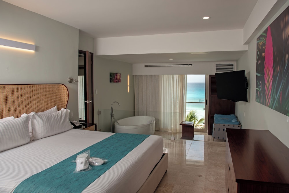 Sunset Royal Beach Resort - All Inclusive — Hotel rooms in Cancun, Quintana Roo