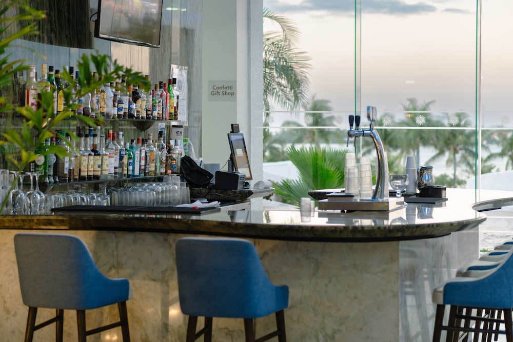 Sunset Royal Beach Resort - All Inclusive — Restaurant & bars in Cancun, Quintana Roo