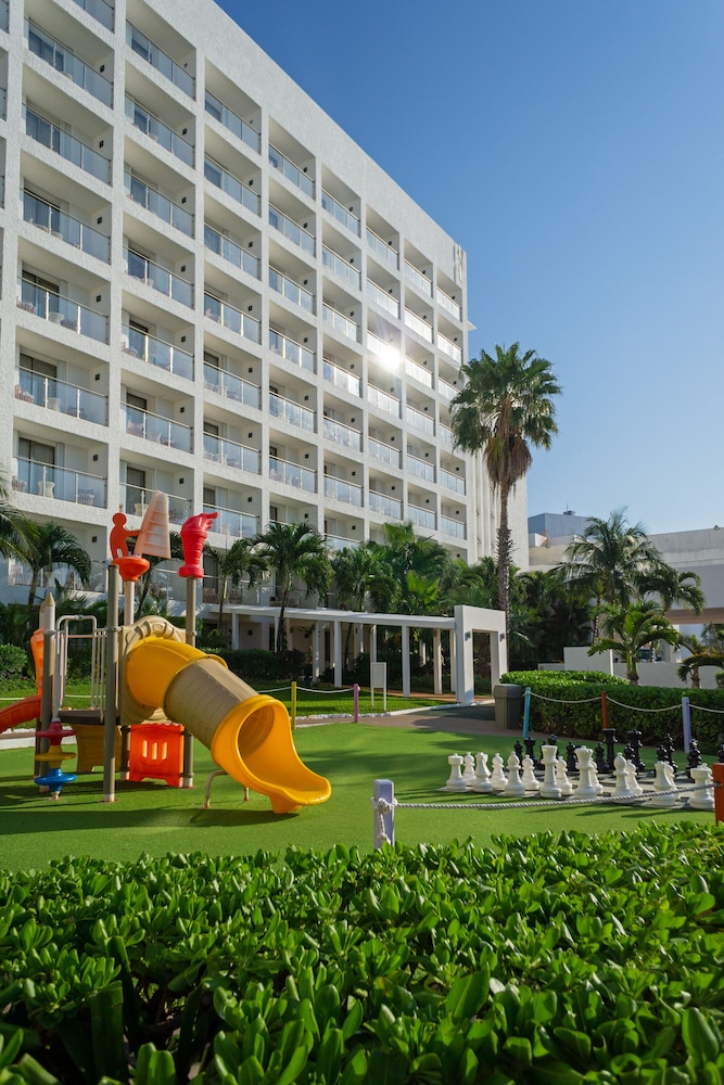 Sunset Royal Beach Resort - All Inclusive — Hotel building in Cancun, Quintana Roo