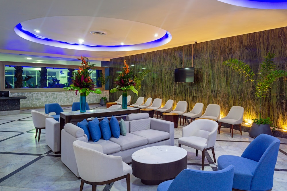 Sunset Royal Beach Resort - All Inclusive — Hotel building in Cancun, Quintana Roo