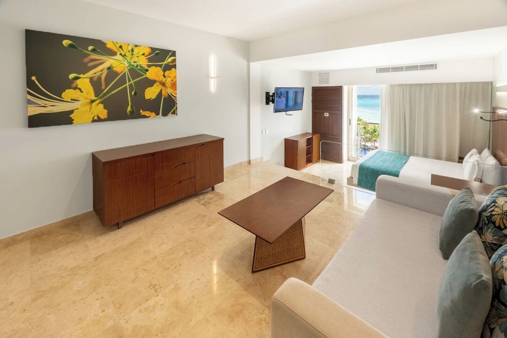 Sunset Royal Beach Resort - All Inclusive — Hotel rooms in Cancun, Quintana Roo