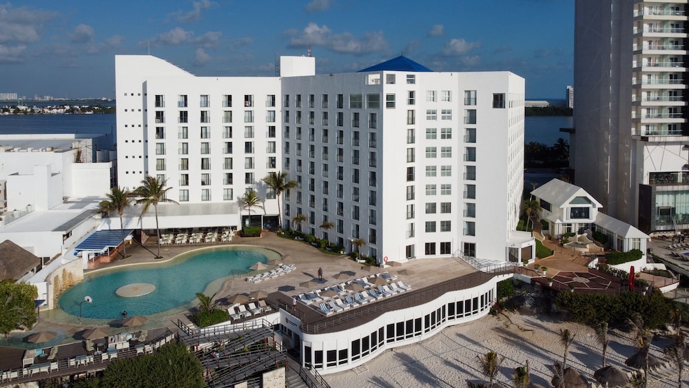 Sunset Royal Beach Resort - All Inclusive — Hotel building in Cancun, Quintana Roo