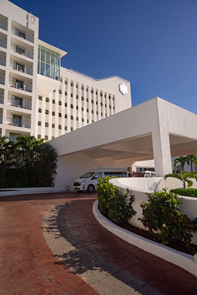 Sunset Royal Beach Resort - All Inclusive — Hotel building in Cancun, Quintana Roo