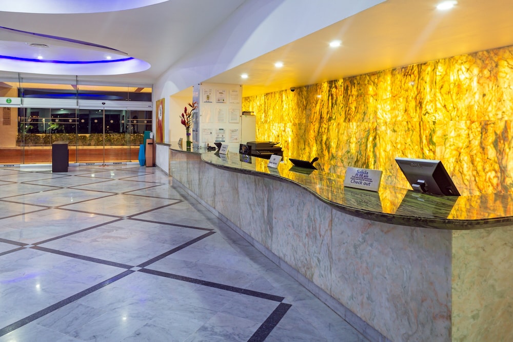 Sunset Royal Beach Resort - All Inclusive — Hotel building in Cancun, Quintana Roo