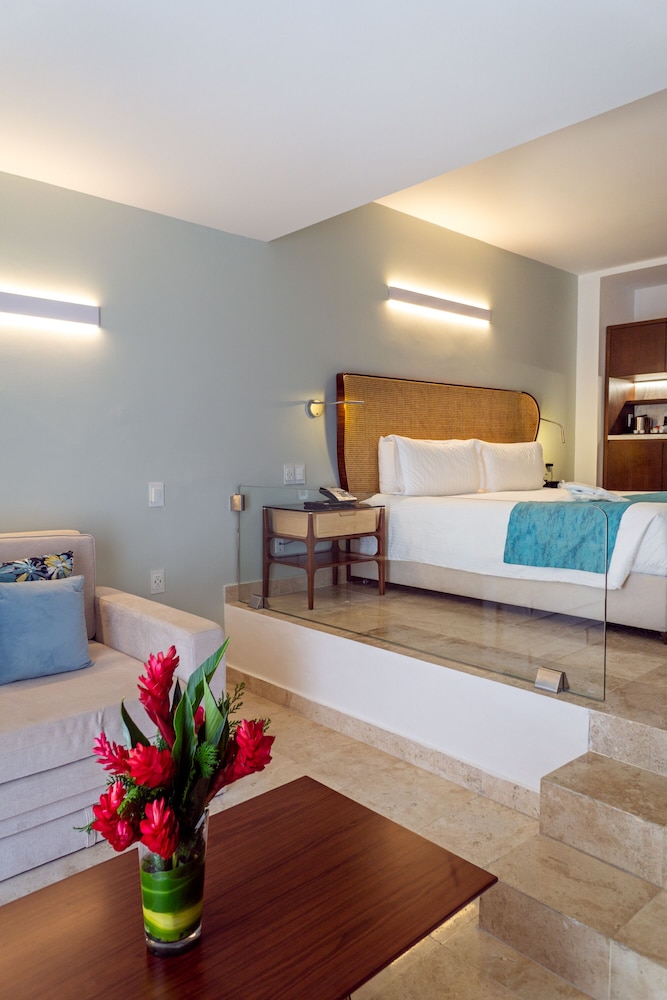 Sunset Royal Beach Resort - All Inclusive — Hotel rooms in Cancun, Quintana Roo