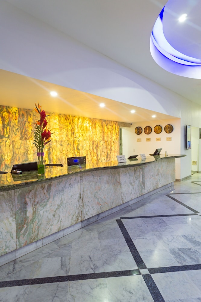 Sunset Royal Beach Resort - All Inclusive — Hotel building in Cancun, Quintana Roo