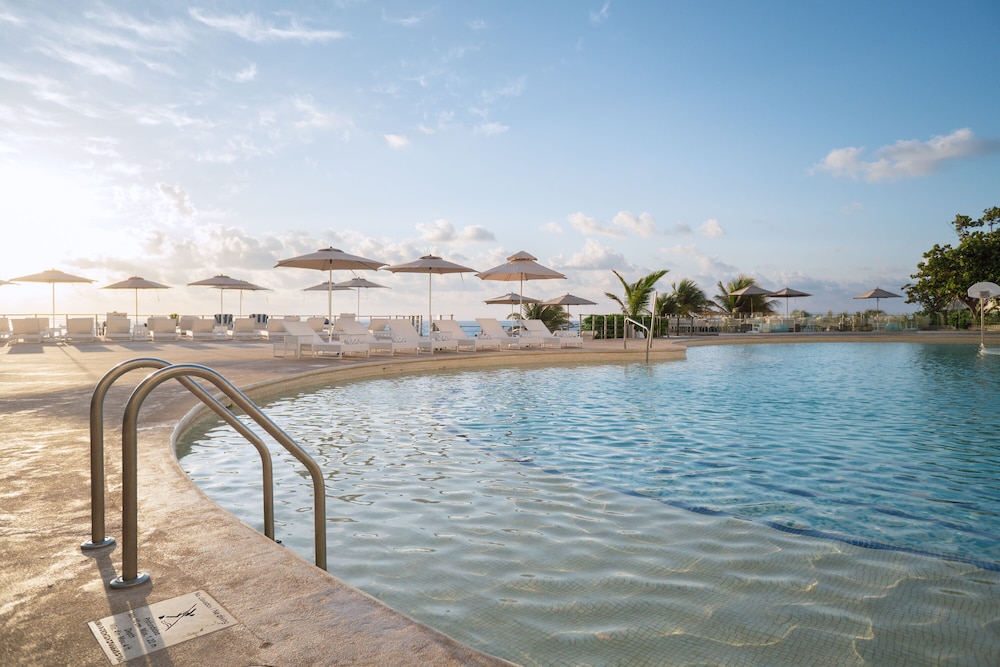 Sunset Royal Beach Resort - All Inclusive — Swimming pool in Cancun, Quintana Roo