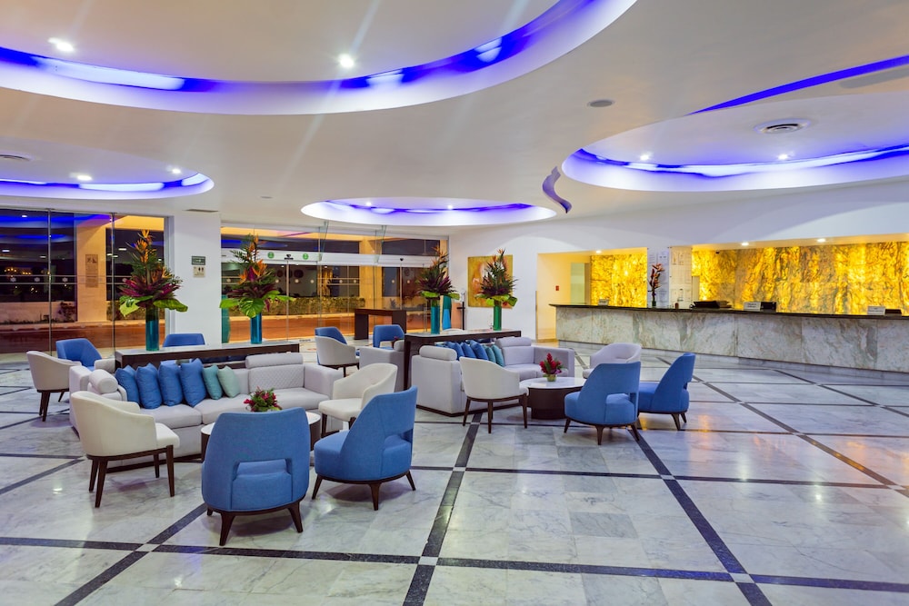 Sunset Royal Beach Resort - All Inclusive — Hotel building in Cancun, Quintana Roo