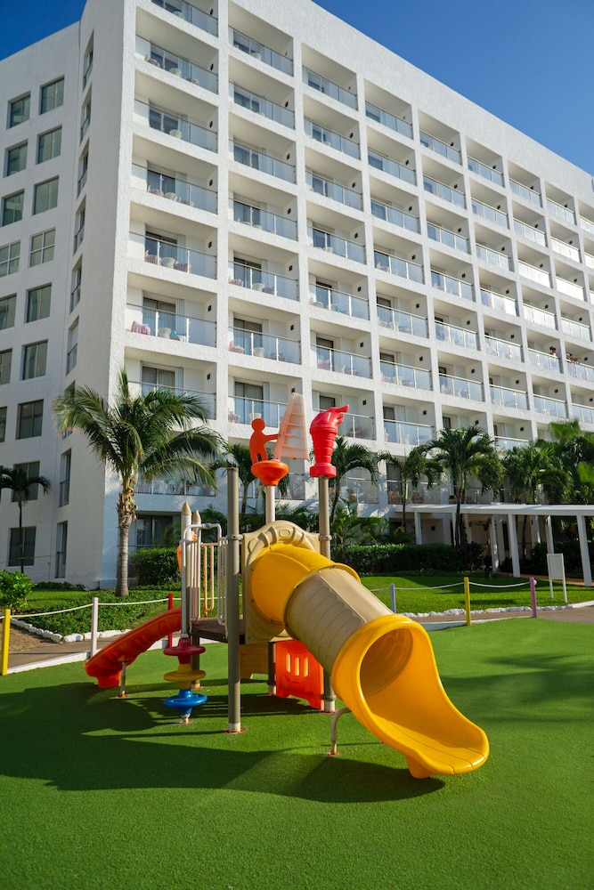 Sunset Royal Beach Resort - All Inclusive — Hotel building in Cancun, Quintana Roo