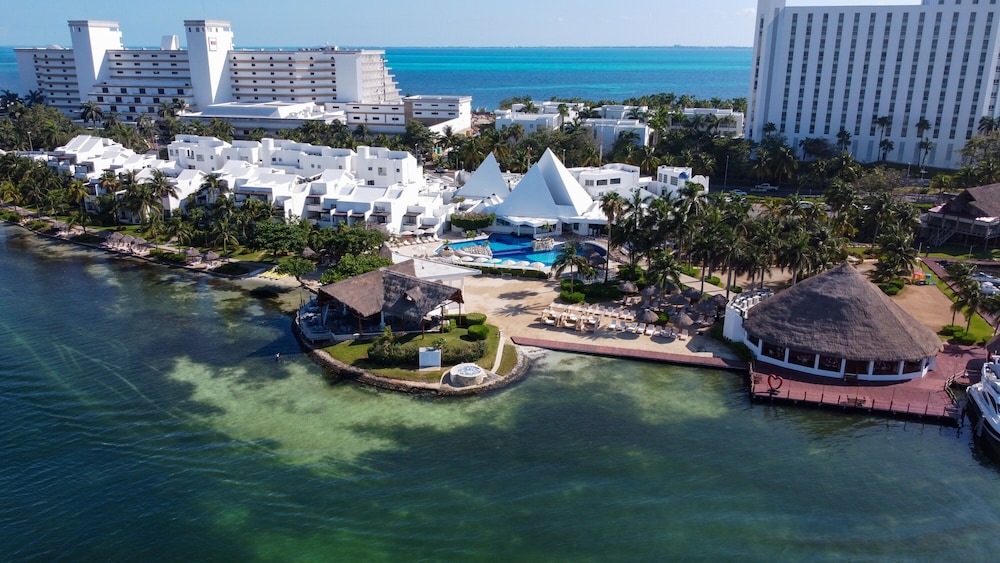 Sunset Marina Resort & Yacht Club - All inclusive — Hotel building in Cancun, Quintana Roo
