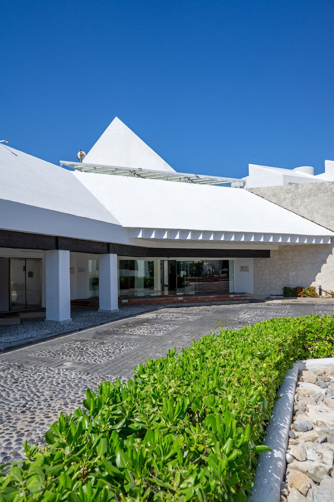 Sunset Marina Resort & Yacht Club - All inclusive — Hotel building in Cancun, Quintana Roo