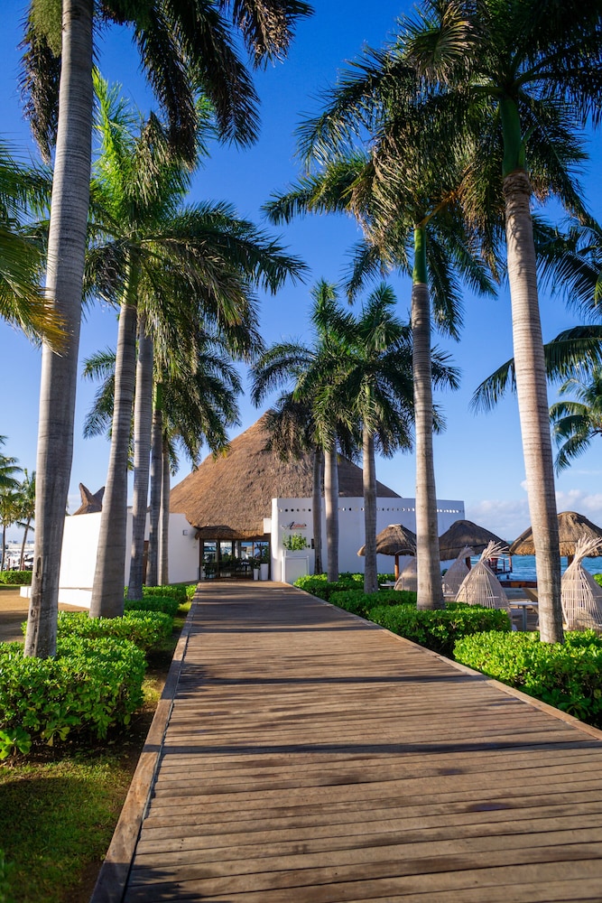 Sunset Marina Resort & Yacht Club - All inclusive — Restaurant & bars in Cancun, Quintana Roo