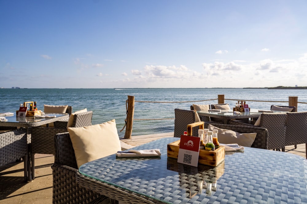 Sunset Marina Resort & Yacht Club - All inclusive — Restaurant & bars in Cancun, Quintana Roo