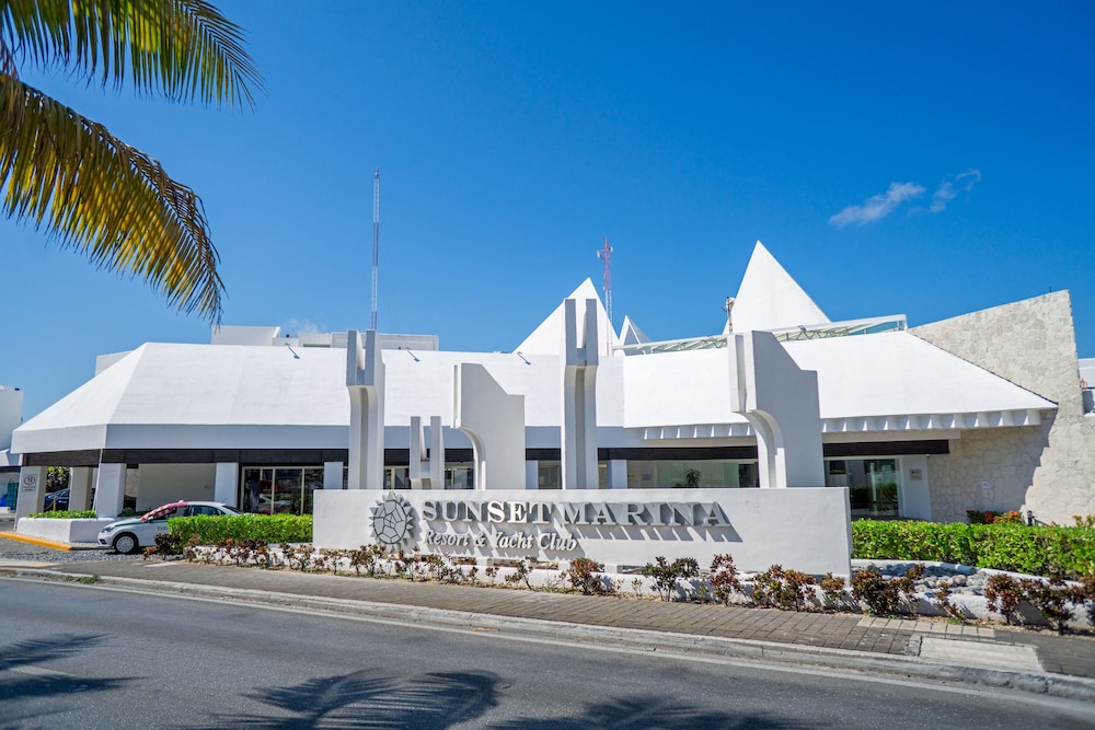 Sunset Marina Resort & Yacht Club - All inclusive — Hotel building in Cancun, Quintana Roo