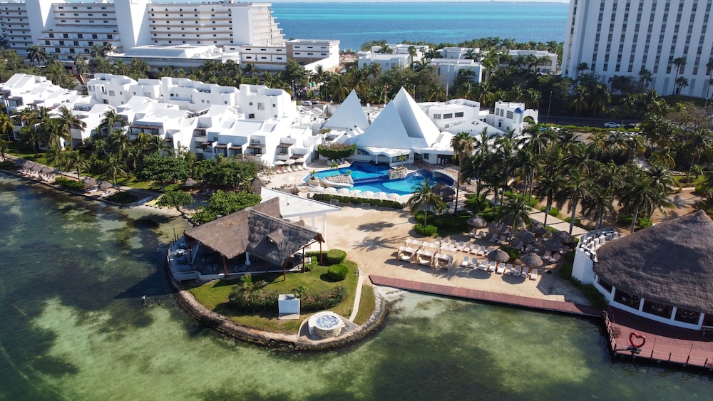 Sunset Marina Resort & Yacht Club - All inclusive — Swimming pool in Cancun, Quintana Roo