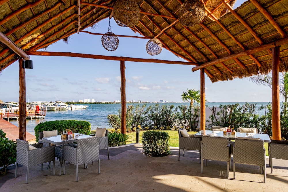 Sunset Marina Resort & Yacht Club - All inclusive — Restaurant & bars in Cancun, Quintana Roo