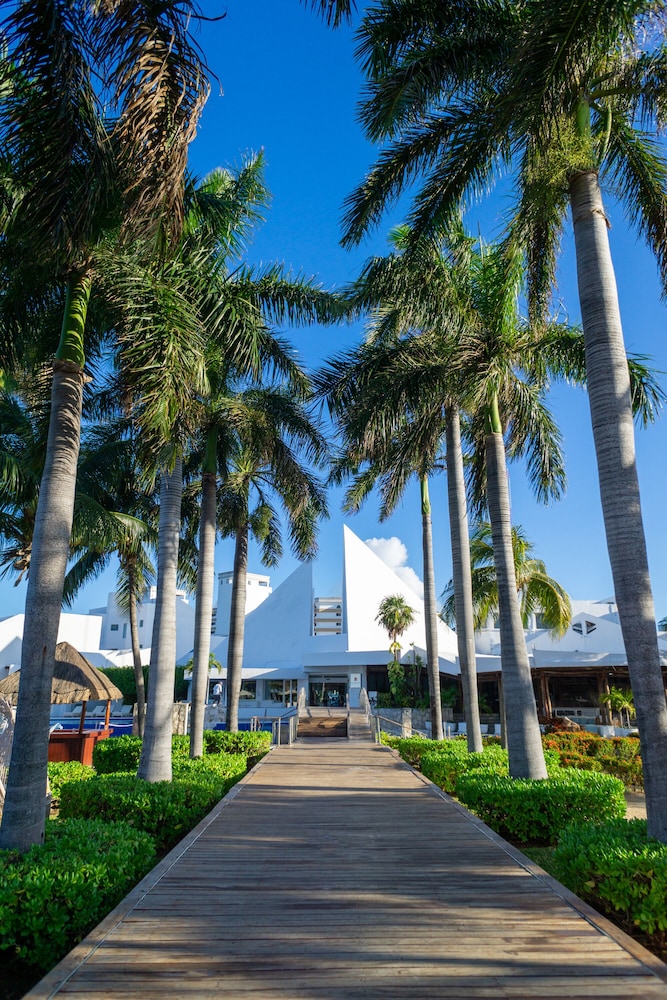 Sunset Marina Resort & Yacht Club - All inclusive — Hotel building in Cancun, Quintana Roo