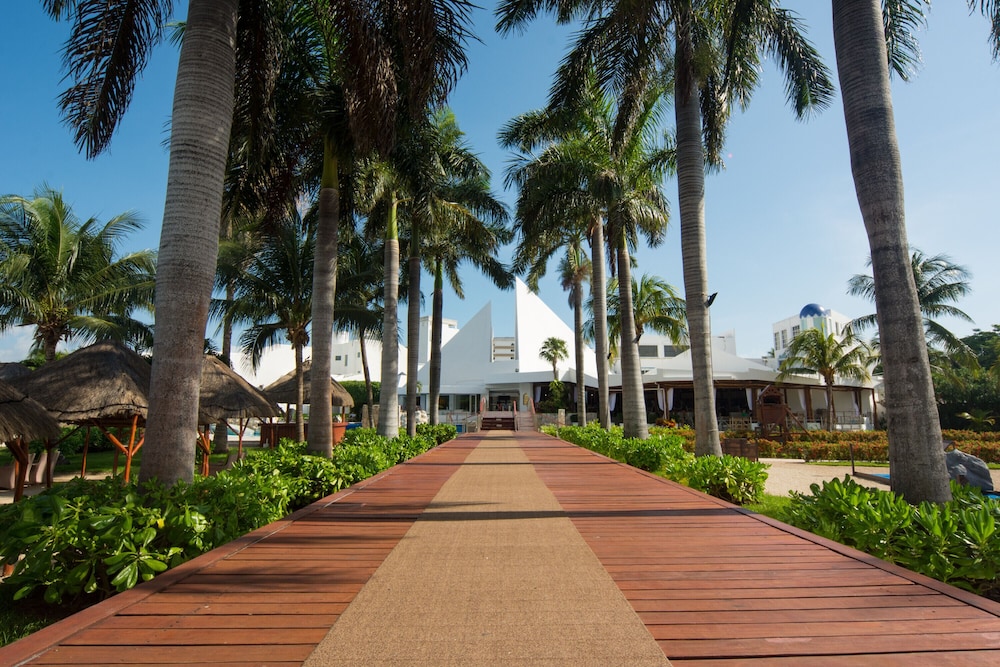 Sunset Marina Resort & Yacht Club - All inclusive — Hotel building in Cancun, Quintana Roo