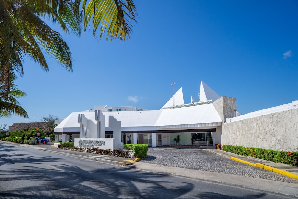 Sunset Marina Resort & Yacht Club - All inclusive — Hotel building in Cancun, Quintana Roo