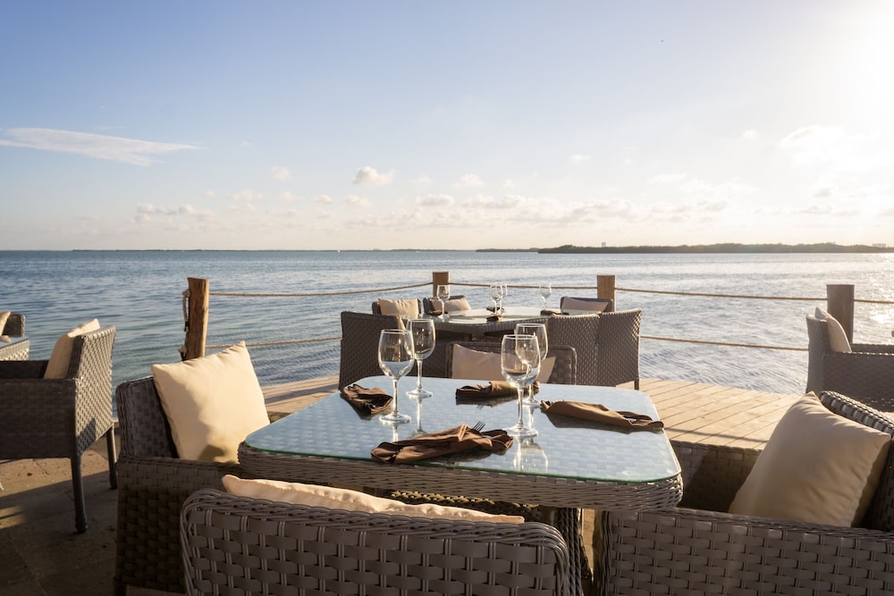 Sunset Marina Resort & Yacht Club - All inclusive — Restaurant & bars in Cancun, Quintana Roo
