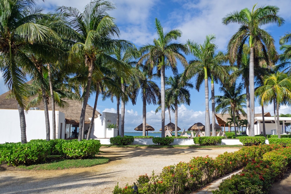 Sunset Marina Resort & Yacht Club - All inclusive — Hotel building in Cancun, Quintana Roo