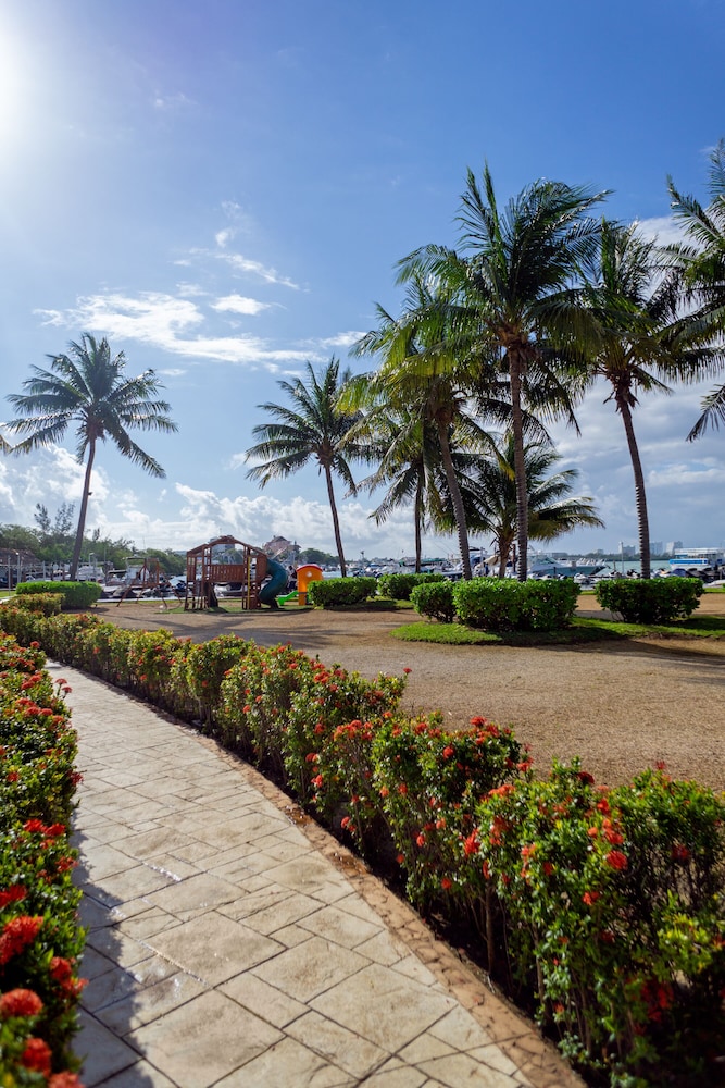 Sunset Marina Resort & Yacht Club - All inclusive — Attractions for children in Cancun, Quintana Roo