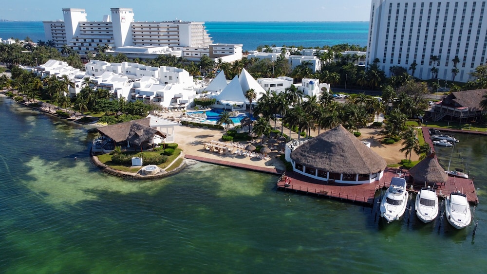 Sunset Marina Resort & Yacht Club - All inclusive — Hotel building in Cancun, Quintana Roo