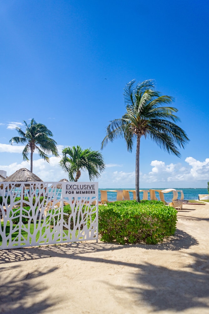 Sunset Marina Resort & Yacht Club - All inclusive — Beach in Cancun, Quintana Roo