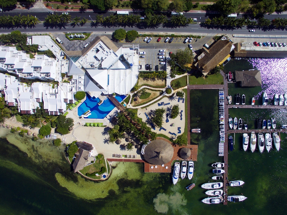 Sunset Marina Resort & Yacht Club - All inclusive — Hotel building in Cancun, Quintana Roo