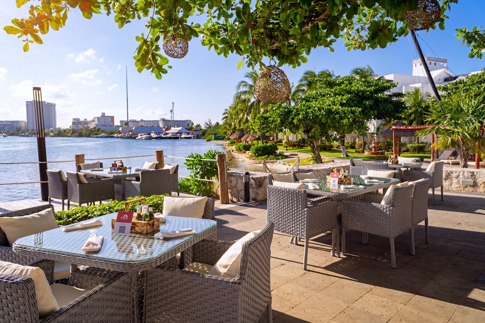 Sunset Marina Resort & Yacht Club - All inclusive — Restaurant & bars in Cancun, Quintana Roo