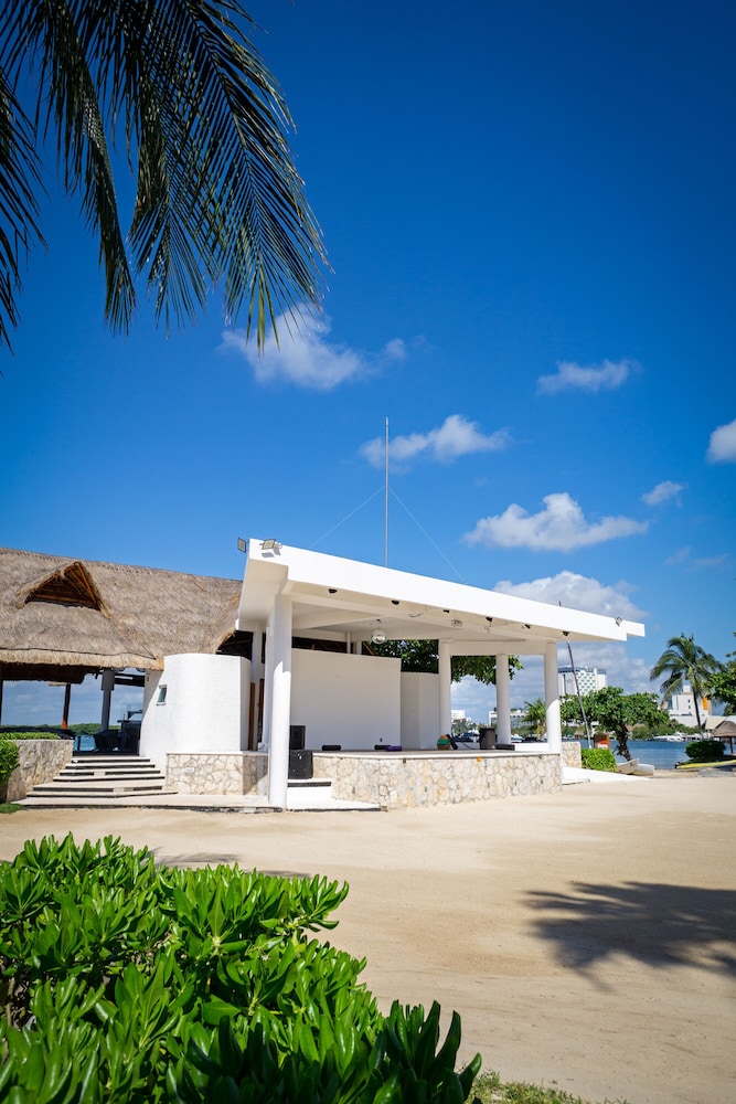 Sunset Marina Resort & Yacht Club - All inclusive — Beach in Cancun, Quintana Roo