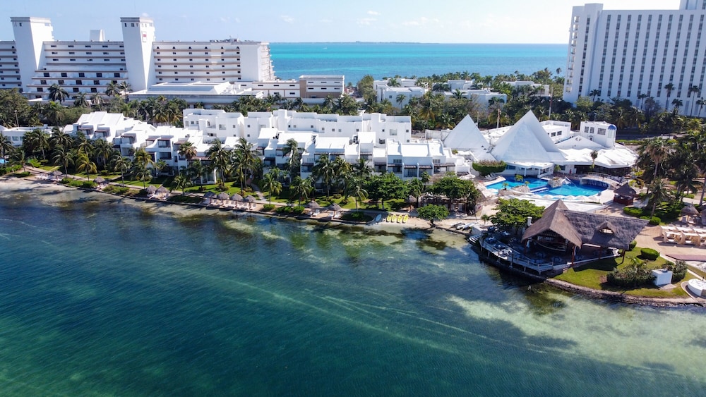 Sunset Marina Resort & Yacht Club - All inclusive — Hotel building in Cancun, Quintana Roo