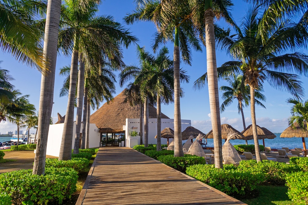 Sunset Marina Resort & Yacht Club - All inclusive — Hotel building in Cancun, Quintana Roo