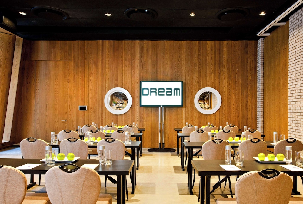 Dream Downtown, by Hyatt — Restaurant & bars in New York City, New York State