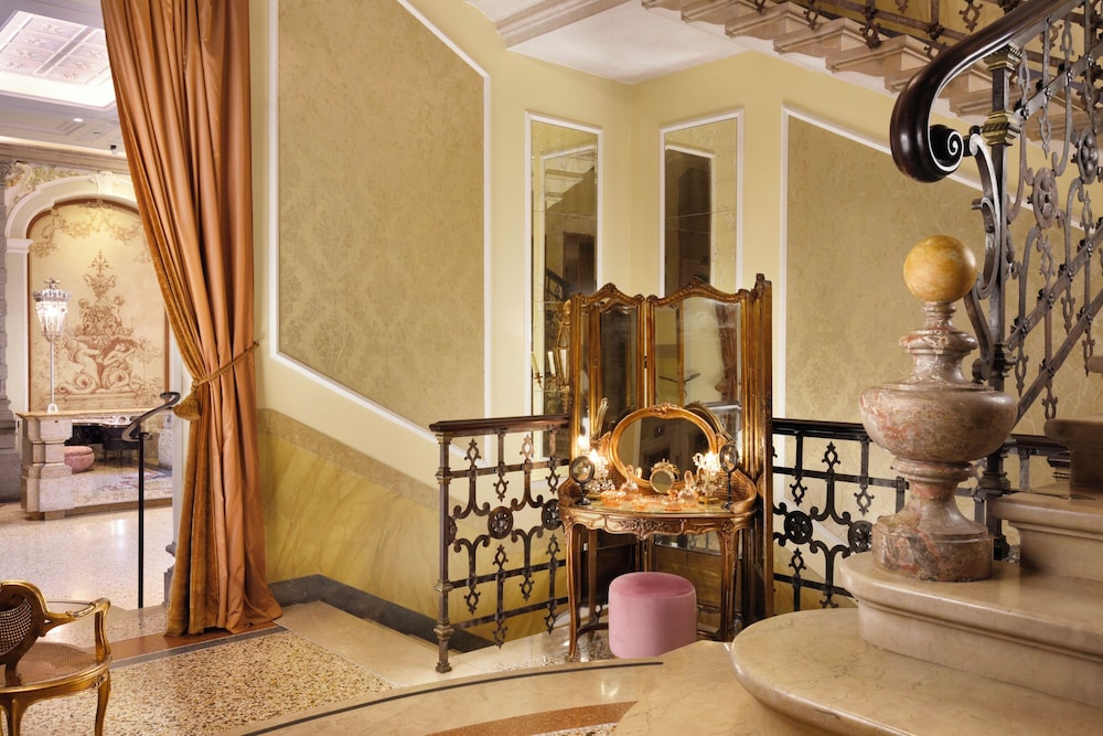 Château Monfort — Hotel building in Milan, Lombardy