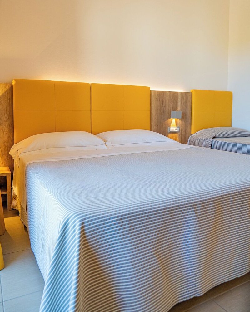 Hotel San Teodoro — Hotel rooms in San Teodoro, Sardinia
