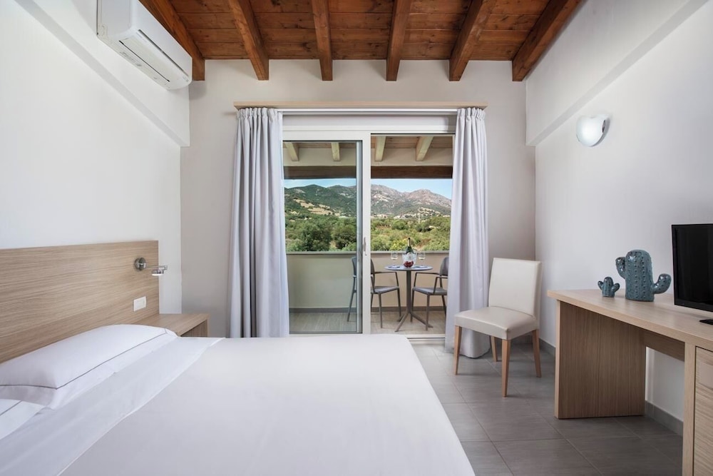 Hotel San Teodoro — Hotel rooms in San Teodoro, Sardinia