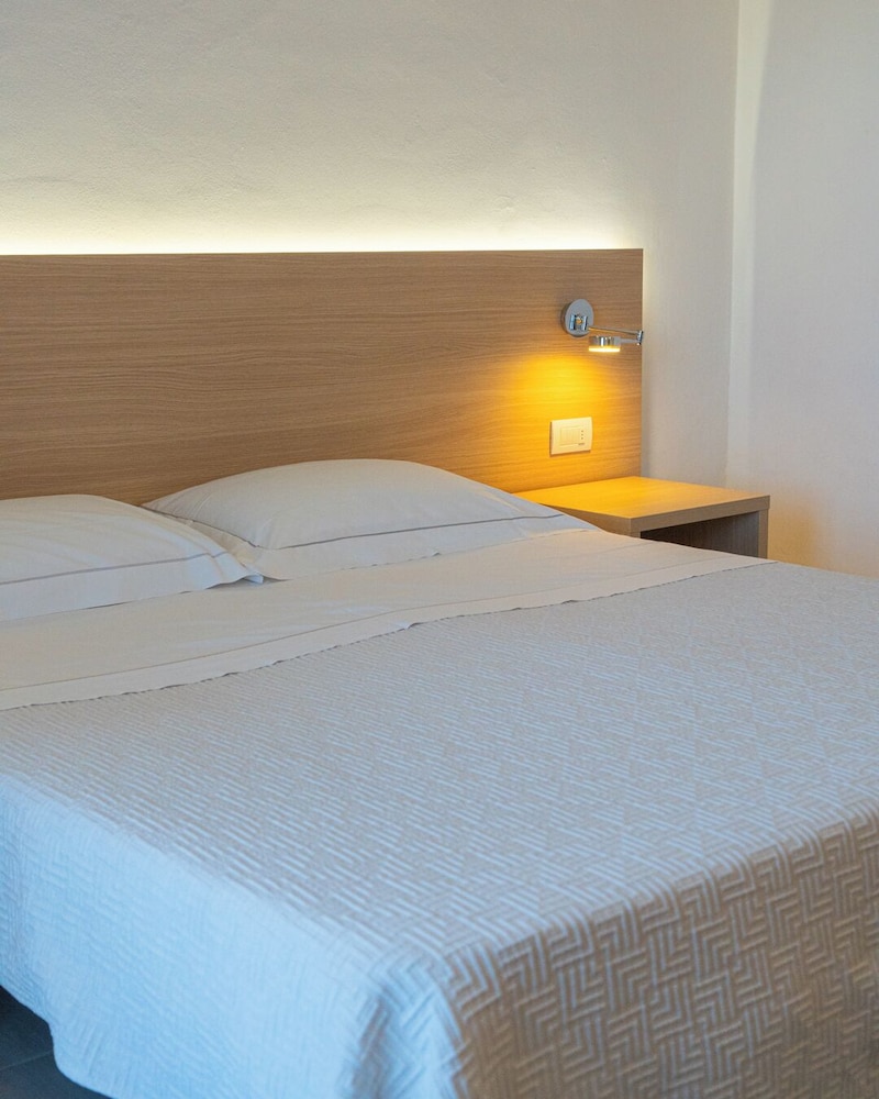 Hotel San Teodoro — Hotel rooms in San Teodoro, Sardinia