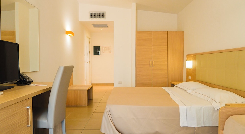 Hotel San Teodoro — Hotel rooms in San Teodoro, Sardinia