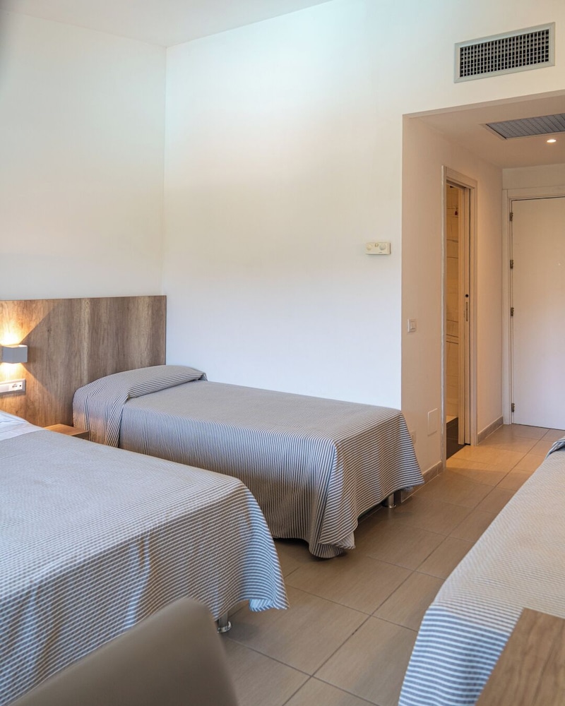 Hotel San Teodoro — Hotel rooms in San Teodoro, Sardinia