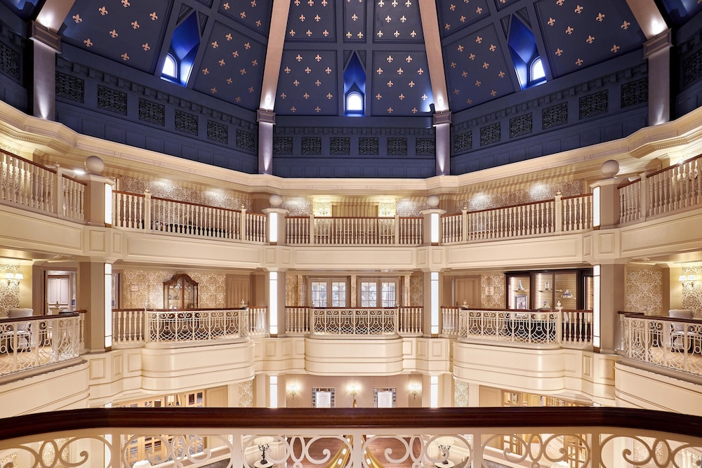 Disneyland® Hotel — Hotel building in Disneyland Paris, Ile-de-France